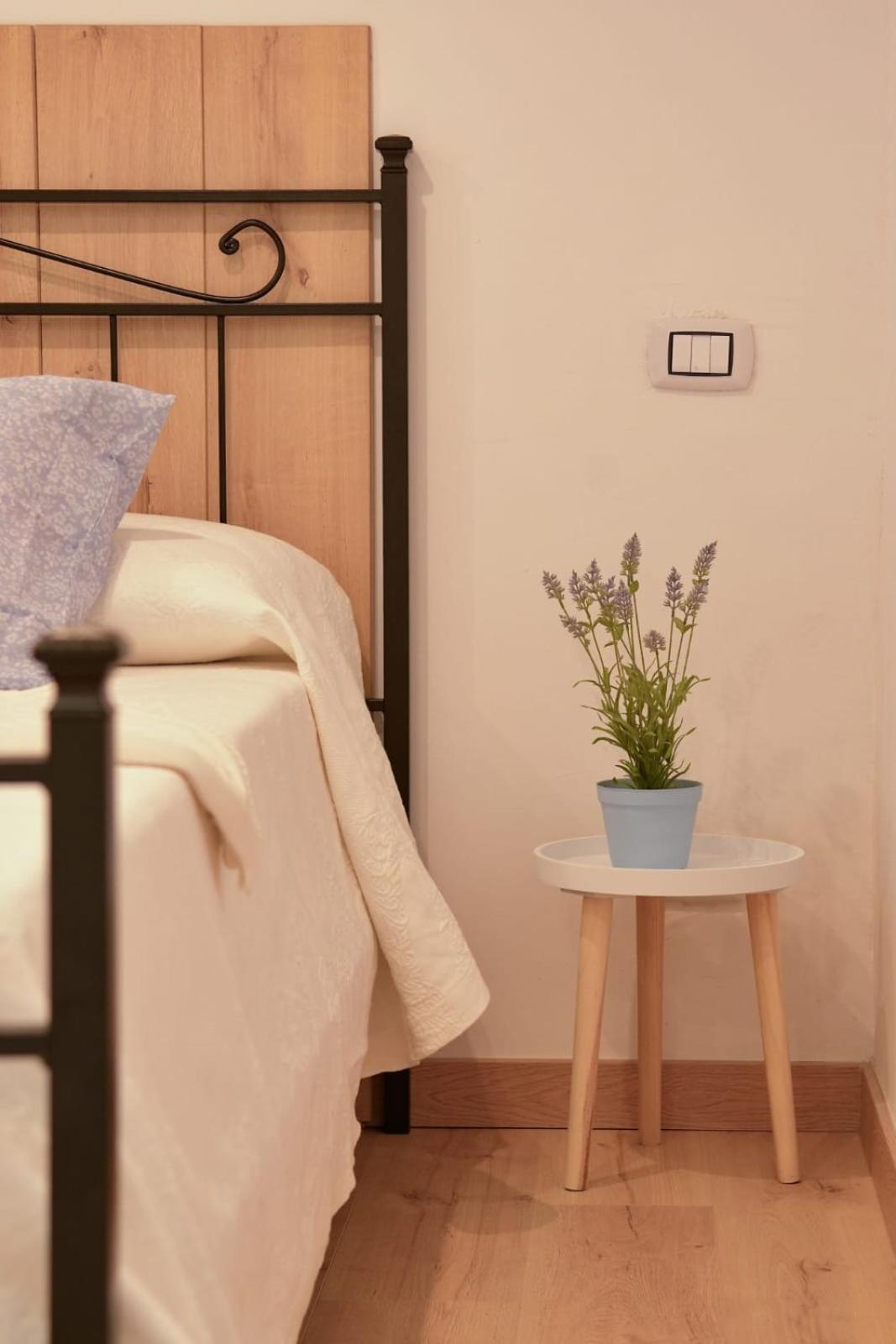 Madre Terra Airport Rooms And Suites Terrasini Ngoại thất bức ảnh