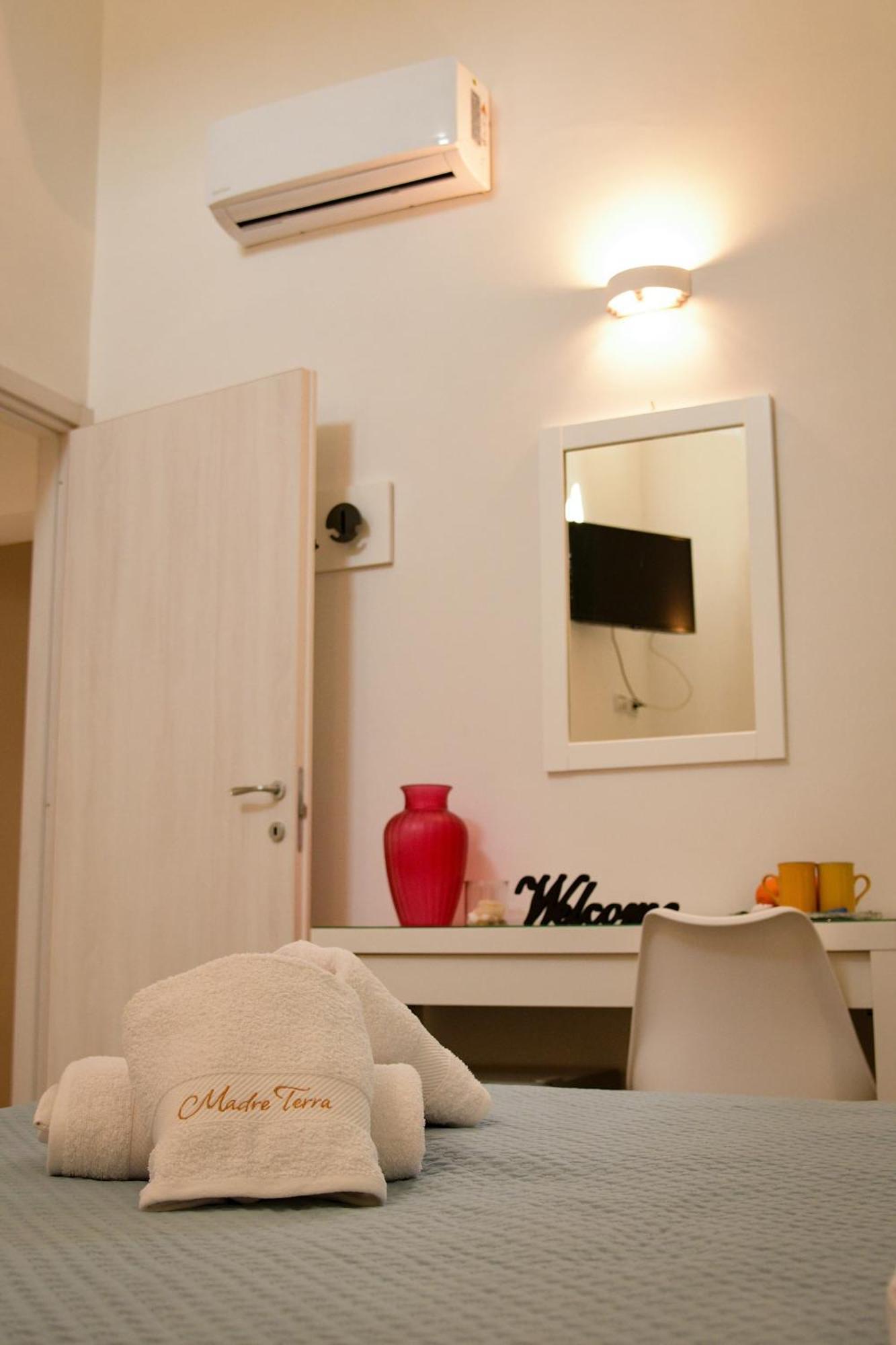 Madre Terra Airport Rooms And Suites Terrasini Ngoại thất bức ảnh