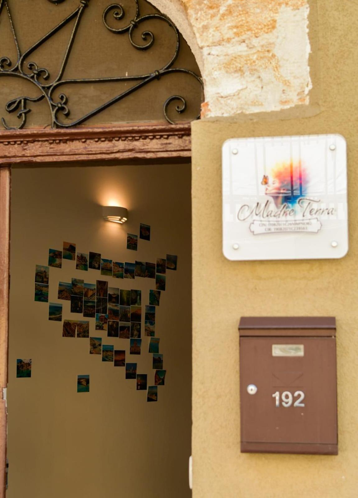Madre Terra Airport Rooms And Suites Terrasini Ngoại thất bức ảnh