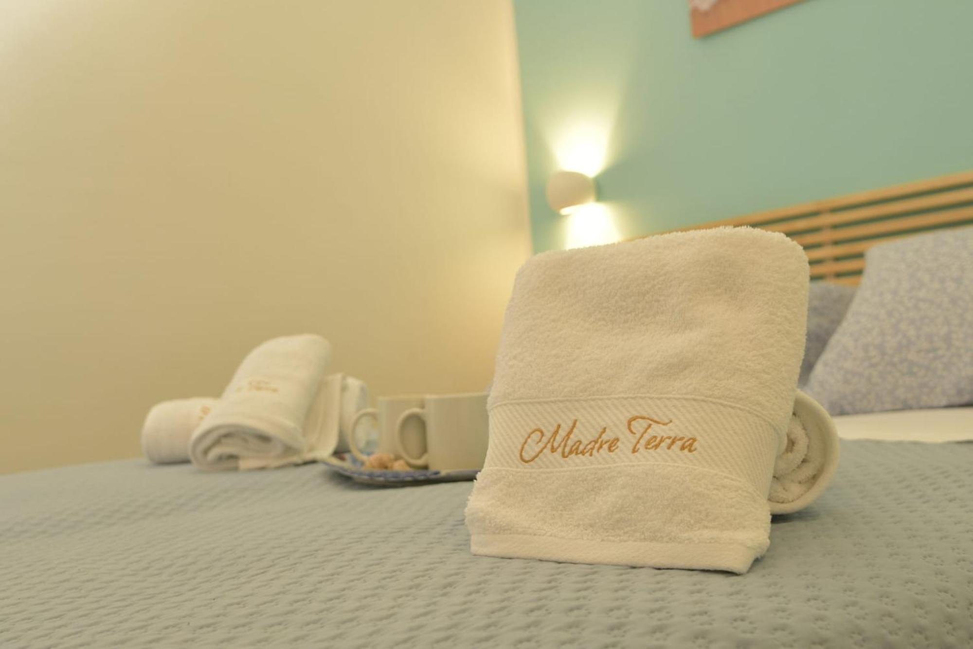 Madre Terra Airport Rooms And Suites Terrasini Ngoại thất bức ảnh